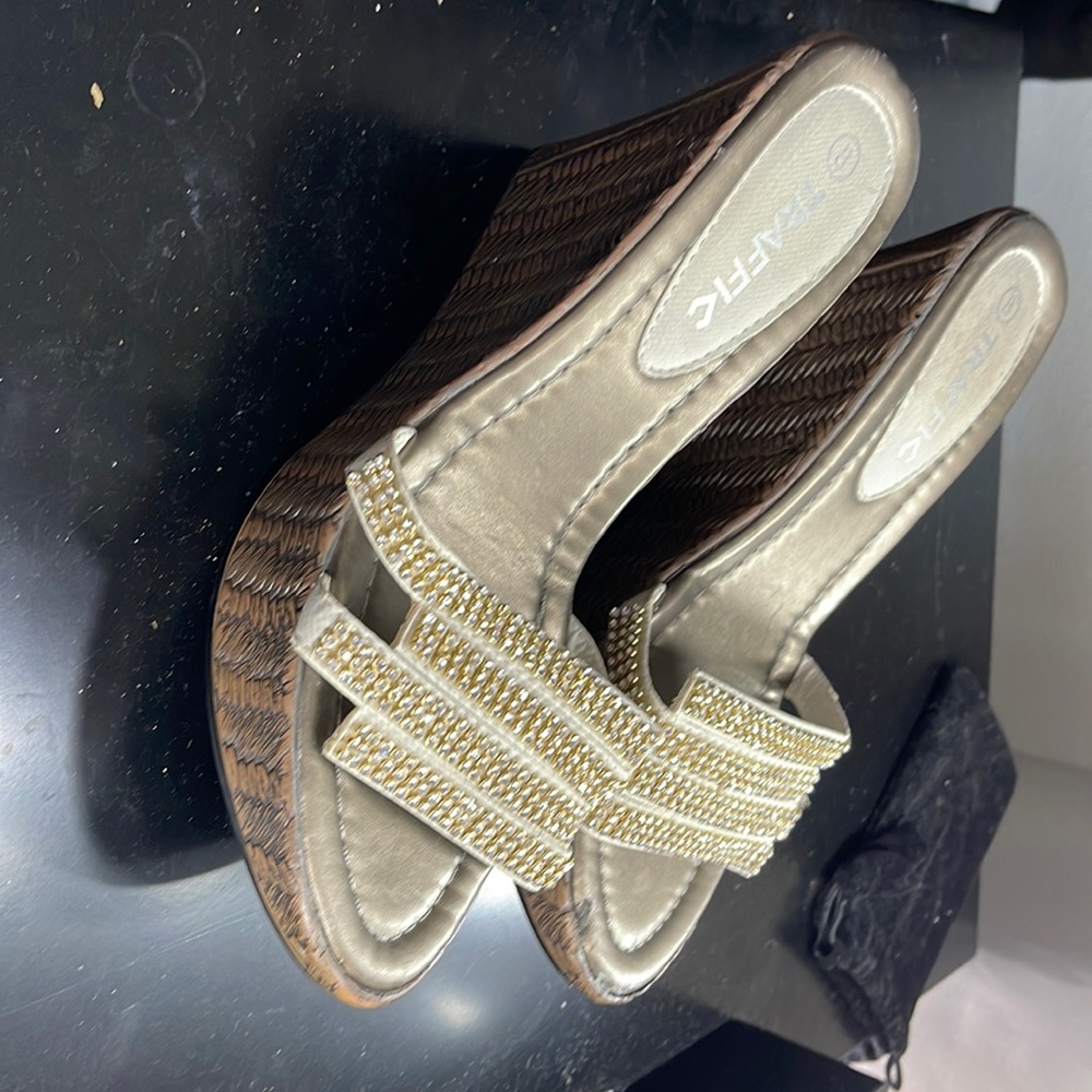 Brown/white/gold wedge